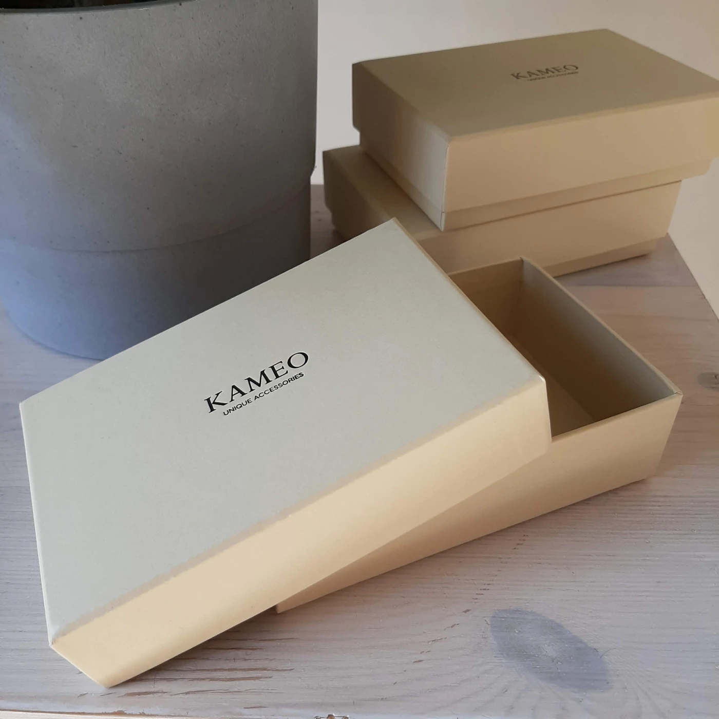 Светлые коробки KAMEO со съёмными крышками.