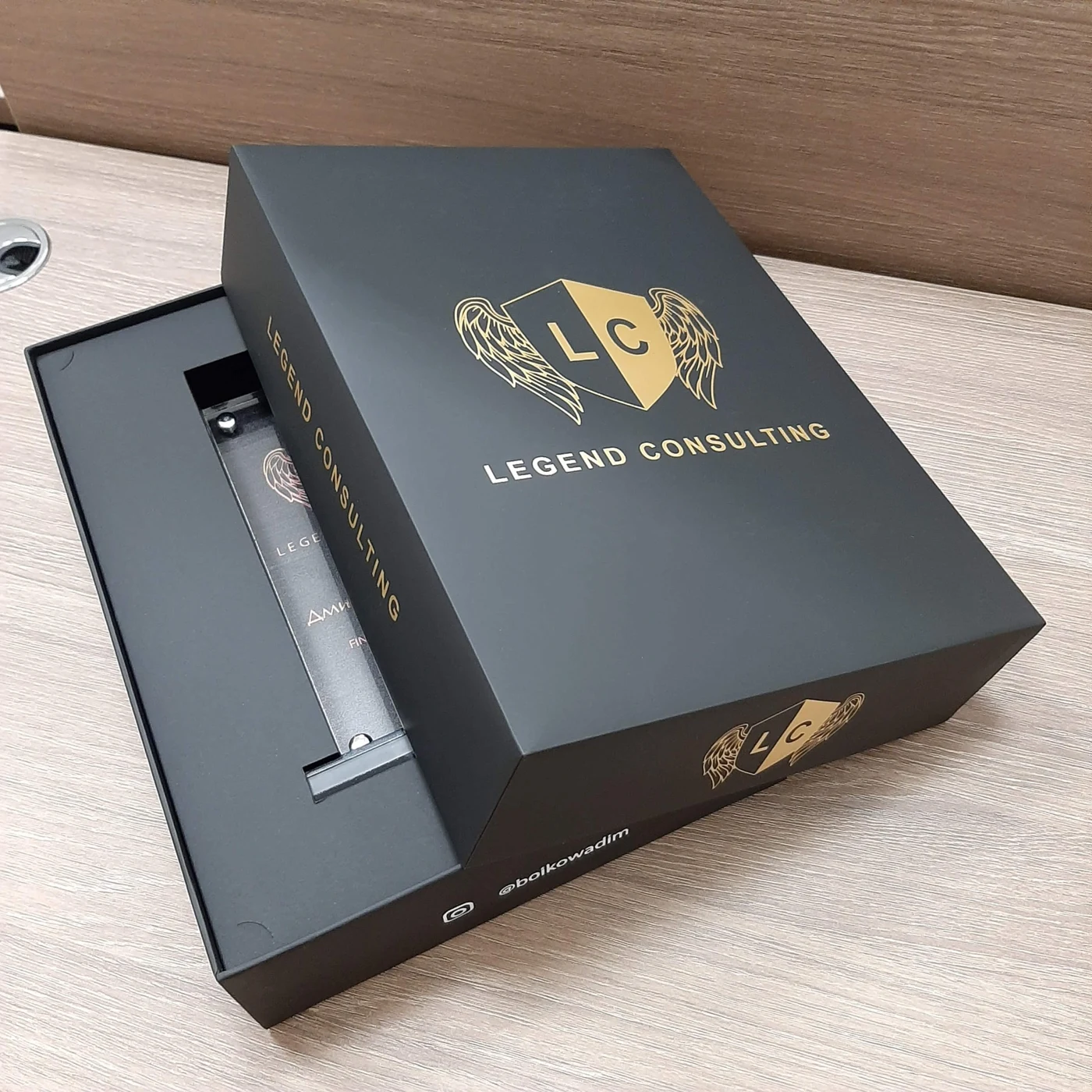 Графитовая коробка LEGEND CONSULTING со съёмной крышкой и ложементом для награды.