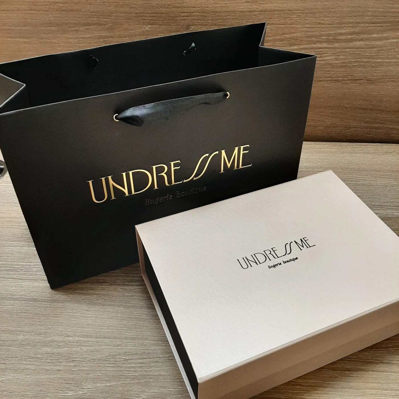 Пакет и коробка UNDRESS ME в едином оформлении
